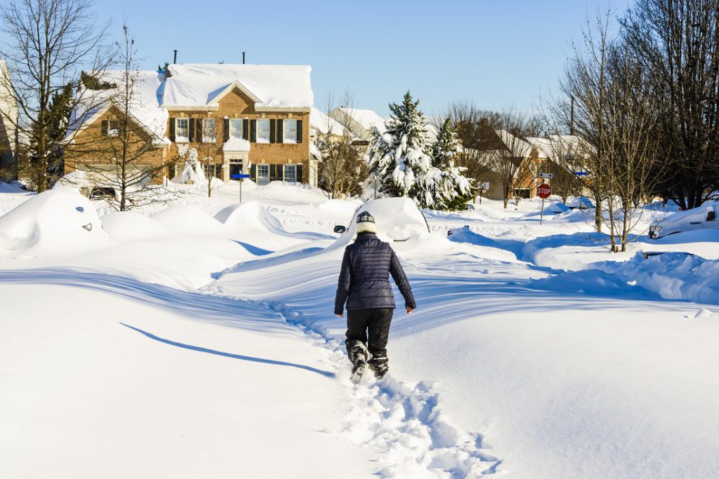 Duas Pessoas Caminhando Num Dia De Inverno Com Neve E Sol Cheio